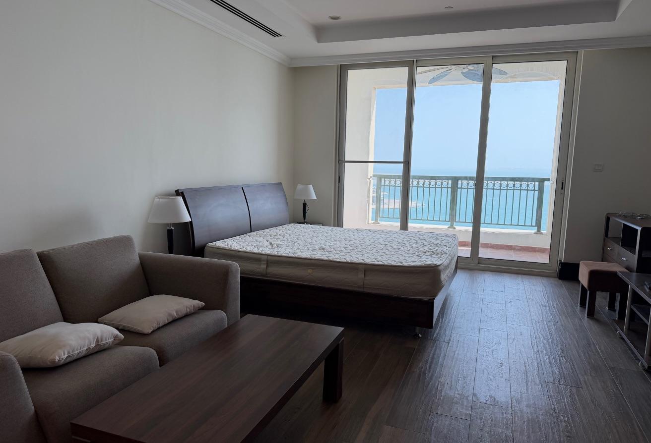 Studio Apartment with Balcony and Sea View